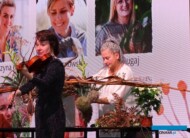 Florystka Malgorzata Mazurek podczas pokazu „Naturalnie z OASISem!” i towarzysząca mu skrzypaczka_Gardenia2022_fot-A-Cecot