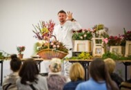 Piotr Sekunda prowadzący seminarium florystyczne podczas targów Gardenia 2022