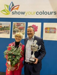 Eva Kähler-Theuerkauf wręczyła nagrodę w konkursie Show Your Colors Sebastiaanowi Heinje - za różę Rosy Boom Colour Change (fot. Bizz Holland