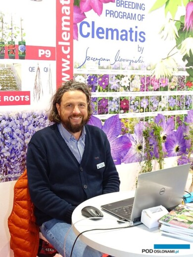 Paweł Marczyński na stoisku szkółki CLEMATIS Źródło Dobrych Pnączy Sp. z o.o. Sp. k., która po raz kolejny wzięła udział w targach Myplant & Garden_fot. A-Cecot