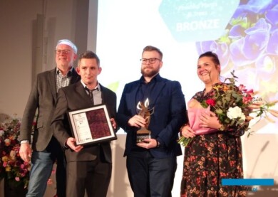 Przedstawiciele firmy Fructoplant odebrali brązowy medal w kategorii "Gotowe rośliny i drzewa" (pierwszy z lewej - przewodniczący jury Bernard Oosterom)_AIPH IGOTY AWARDs 2023_Essen_fot. A. Cecot