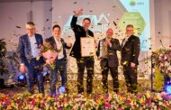 Przedstawiciele kanadyjskiego przedsiębiorstwa Brookdale Treeland Nurseries odebrali z rąk dyrektora giełdy Royal FloraHolland Stevena van Schilfgaarde statuetkę Złotej Róży - główną nagrodę w konkursie " Międzynarodowy Ogrodnik Roku ", organizowanym przez AIPH (fot. AIPH)
