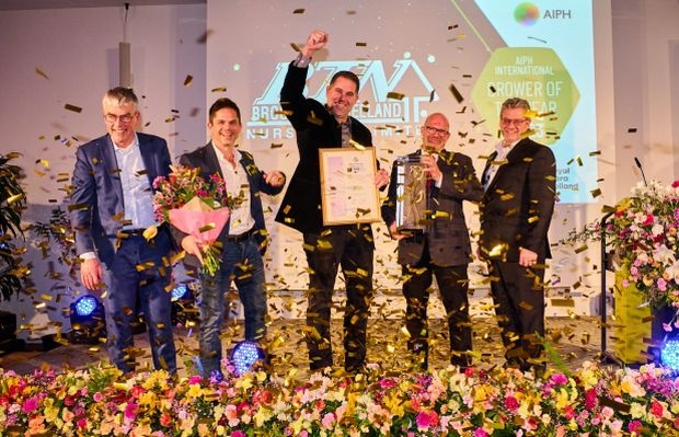 Przedstawiciele kanadyjskiego przedsiębiorstwa Brookdale Treeland Nurseries odebrali z rąk dyrektora giełdy Royal FloraHolland Stevena van Schilfgaarde statuetkę Złotej Róży - główną nagrodę w konkursie " Międzynarodowy Ogrodnik Roku ", organizowanym przez AIPH (fot. AIPH)