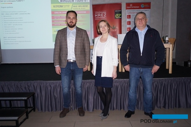 Piotr Słomiany (z prawej) przedstawił praktyczne zalecenia dotyczące prowadzenia upraw w warunkach zagrożenia przez ToBRFV (obok Agnieszka Wiśniewska - Enza Zaden, oraz Jakub Gustaw - Royal Brinkman)