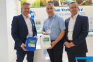 Ivan Casteels (z lewej) i Wojciech Juńczyk z Roam Technology podczas targów promowali m.in. produkt Sili-Fert P, z prawej ich kolega z firmy - Danny Dresselaerts