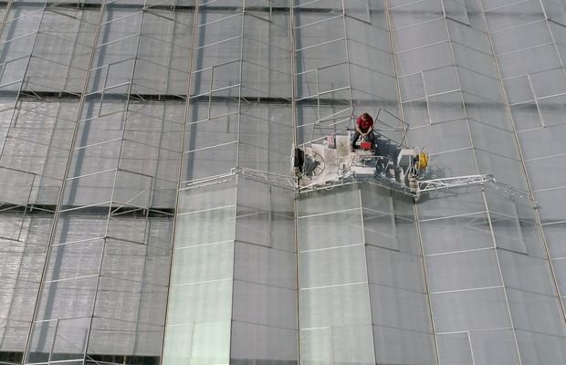 Pokrywanie dachu szklarni cieniówką (fot. Lumiforte)
