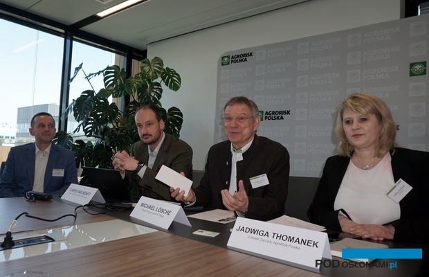Robert Brocki - menedżer ds. ubezpieczeń ogrodniczych w AgroRisk Polska, Christian Senft - prezesem zarządu Gartenbau-Versicherung VVaG, Michael Lösche - prezes zarządu AgroRisk Polska oraz Jadwiga Thomanek - członek zarządu AgroRisk Polska