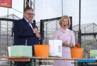 Pokaz florystyczny towarzyszący Międzynarodowym Targom Tulipanów w Chrzypsku Wielkim, jak zwykle poprowadziła dr hab. Agnieszka Krzymińska-Bródka, prof. UPP - tu w towarzystwie gospodarza targów Bogdana Królika (fot. A-Cecot)
