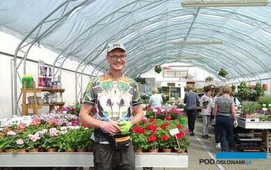 Michał Szała prowadzi centrum ogrodowe przy gospodarstwie produkcyjnym ojca w Poznaniu Szepankowie; początek maja 2023 (fot. A. Cecot)