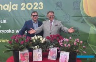 Bogdan Królik, w towarzystwie dr. hab. Dariusza Sochackiego z SGGW prezentuje kwiaty odmian tulipana zadedykowanych czterem polskim Pierwszym Damom_MiedzynarodoweTargiTulipanow 2023_Chrzypsko Wielkie