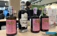Platki jadalnych kwiatów są wykorzystywane do barwienia wody, np wykorzystywanej do wypieków pieczywa oraz do produkcji alkoholi