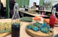 Płatki jadalnych kwiatów są wykorzystywane do barwienia wody wykorzystywanej np. do wypieków pieczywa oraz do produkcji alkoholi