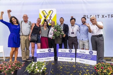 Finał konkursu FleuroStar Award 2023/24 - na zdjęciu przedstawiciele firmy MNP /Suntory, którzy odebrali nagrodę za zwycięską mandewilę Sundaville Double Blush Pink z rąk sekretarz generalnej Fleuroselectu Ann Jennen (1. z lewej) i prezesa Karola Pawlaka (1. z prawej), fot. Fleuroselect