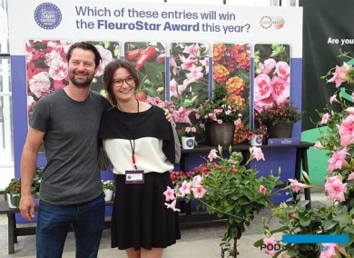 Erwin Giezen oraz Francesca Lanzillotta z firmy MNP / Suntory i mandewila Sundaville Double Blush Pink – zwyciężczyni konkursu FleuroStar 2023/24, w którym oceniano 6 nowych roślin balkonowo-rabatowych z efektem „Wow!” (fot. A. Cecot)