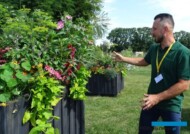 Sebastian Gałązka, menedżer z firmy Volmary opowiada o wieogatunkowych kompozycjach w dużych pojemnikach_Dni Otwarte firmy Volmary 2023_Gawartowa Wola_fot. A-Cecot