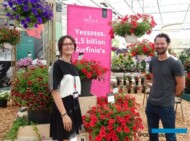 Francesca Lanzillotta i Erwin Giezen z firmy MNP/Suntory przy ekspozycji promującej petunie z serii Surfinia, w tym nową odmianę Trailing Big Red_FlowerTrials2023_fot. A-Cecot