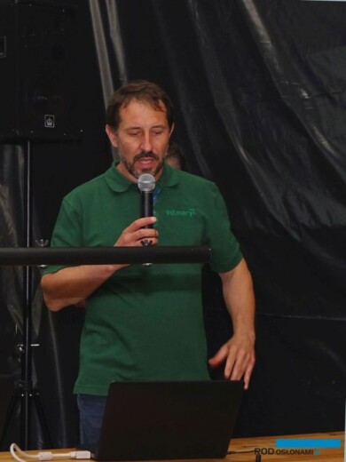 Michał Zieliński omówił nowości z oferty roślin balkonowo-rabatowych firmy Volmary_dniOtwarte 2023_GawartowaWola_(fot. A. Cecot)