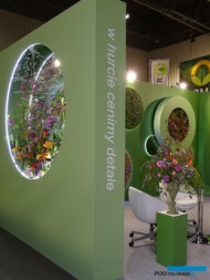 Nowoczesne kompozycje florystyczne wykonane przez Mariolę Miklaszewską_stoisko WR-SRH SA Bronisze_ZielenToZycie 2023_fot. A-Cecot