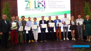 Tegoroczni laureaci (zdobywcy medali i wyróżnień w Konkursie Roślinnych Nowości oraz zdobywca Honorowego Lauru ZSzP) z gospodarzami targów ZtŻ (od lewej): W. Szydło, P. Banaszczak, P. Godlewski, A. Michalik, O. Palusier, A. Panek, J. Kurowski, B. Szmit, G. Kurowski, N. Nowaczyk, A. i A. Maj, J. Filipczak); fot. A. Cecot