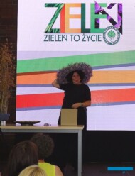 Początek pokazu mistrzyni florystyki Izy Tkaczyk, który odbył się w 1. dniu targów Zieleń to Życie 2023, na głównej scenie_fot. A-Cecot