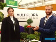 Natalia Nawój oraz Bartłomiej Wyrwich ze szkółki Multiflora (po raz 1. prezentującej ofertę na targach GrootGroenPlus) - ze szczepionym okazem sosny wejmutki 'Tiny Curls' (fot. A. Cecot)