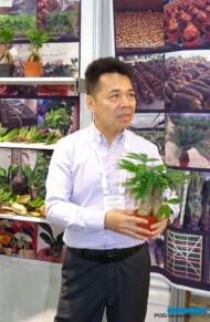 William Huang, przedstawiciel chińskiej spółki Kinofarm prezentuje pachirę_Landscape Istanbul Fair 2023_fot. A-Cecot