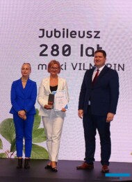 Jubileuszowa statuetka powędrowała m.in. do przedsiębiorstwa Vilmorin Garden (wyróżnienie odebrała dyr. Violetta Ratajczak; z lewej - Paulina Maniecka, dyr. projektu Gardenia; z prawej - Jakub Patelka, dyr. grupy produktów MTP)_Gardenia 2023_fot.A-Cecot