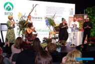 pokaz kompozycji mistrzów Międzynarodowych Mistrzostw Florystycznych Polski - od lewej: A. Krzymińska-Bródka (SITO, prowadząca pokaz), K. G. Grondkowska, K. Lutostański, M. Bębenek, P. Sekunda, P. Salachna_Gardenia 2023_fot. A. Cecot