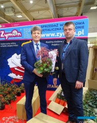 Stanisław Zymon (prezentuje odmianę Taja z grupy Dancing Pixies skalnicy zarzyczkolistnej) z synem Kamilem_Gardenia 2023_fot. A-Cecot