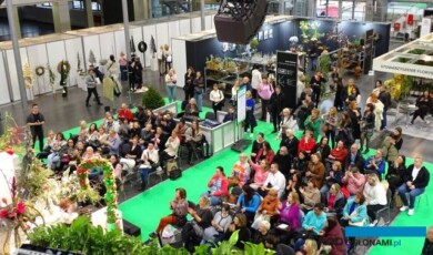 Pokazy florystyczne na głównej scenie (w pawilonie 6.) stanowiły jedną z ważnych osi programu targów Gardenia 2023_tu pokaz P. Sekundy_fot. A. Cecot