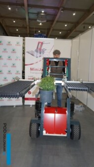 Mini Jack – automatyczne widły służące transportowania i przestawiania doniczek i tac produkcyjnych, model prezentowany podczas Gardenii 2023 może podnosić przedmioty do wysokości 110 cm, AW