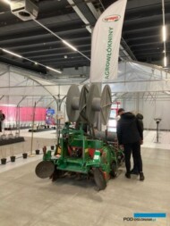 Maszyna do rozkładania włókniny z firmy Agrimpex (fot. Agrimpex)