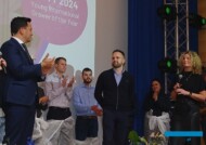 Tomasz Dźwigoń - kandydat do tytułu YIGOTY 2024 - odpowiada na finalne pytania jurorów: prezesa AIPH Leonarda Capitanio (1. z lewej) i Puck van Holsteijn, dyrektorki World Horti Center_Essen 2024 (fot. A. Cecot)