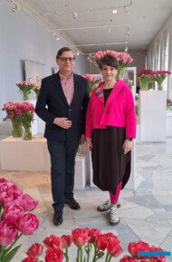 Komisarz wystawy dr hab. Dariusz Sochacki (SGGW i SPORC) oraz florystka Karolina Ładyżyńska-Skrzypek, która - wraz ze swoim zespołem - aranżowała kwiaty tulipanów dostarczone przez producentów_WystawaTulipanow-w-Wilanowie 2024_fot. SPORC