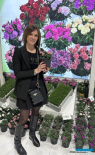 Jennifer Elisa De Faveri prezentuje na stoisku przedsiębiorstwa Gruppo Padana goździk Prince Red Picotee_Myplant-and-Garden2024_fot. A. Cecot