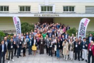 Uczestnicy sympozjum Flower Bulbs 2024 przed budynkiem Auli Kryształowej SGGW w Warszawie, gdzie toczyły się obrady (fot. Agencja City - Kamila Król)