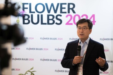 Ki-Byung Lim z Korei Płd. - dotychczasowy przewodniczący Grupy Roboczej "Rośliny cebulowe i byliny" w ISHS (fot. Agencja City - Kamila Król)