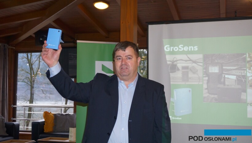 Cezary Chojecki z firmy Grodan przedstawił zalety korzystania w uprawie bezglebowej z miernika Nowy GroSens (fot. A. Wize)