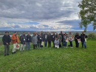 Uczestnicy posympozjalnej wycieczki zawodowej w Trzęsaczu, po zwiedzaniu obiektów produkcyjnych Vitroflory (fot. Flower Bulbs 2024)