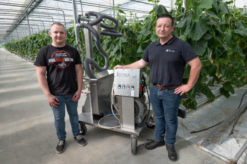 Przedstawiciele firmy Agro-Trade prezentują urządzenie Igeba Unipro w szklarni (fot. Agro-Trade)