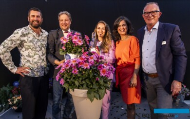 Przedstawiciele firmy Florensis - Marjolein Kuyucu-Lodder i Hagen Kalläne, którzy odebrali nagrodę za zwycięską dalię Dalina Maxi Starburst Pink z rąk sekretarz generalnej Fleuroselectu Ann Jennen (2. z prawej) i prezesa Marca Driessena (1. z prawej); pierwszy z lewej - prowadzący finałową galę Michael Perry (fot. Fleuroselect)