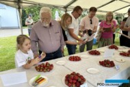 W wydarzeniu uczestniczył m.in. prof. dr hab. Gabriel Łabanowski, tu wraz z wnuczką Melanią oceniają owoce nowych odmian truskawek z hodowli firmy HortPlant (a zdjęcie wykonała córka profesrora - Doroata Łabanowska-Bury)