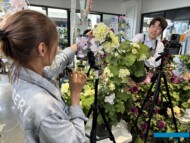 Chiny_Chengdu 2024_mobilna sprzedaz roslin ozdobnych_Para influencerów, zatrudniona przez hurtownię działającą na terenie kompleksu Spring Garden oferuje w streamingu okazy malw w doniczkach_fot. A.Cecot