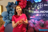 Dr Katarzyna Tykarska-Duchovska prezentuje owoce nowej odmiany pomidora malinowego, odpornego na ToBRFV - DRG4857, fot. A. Wize