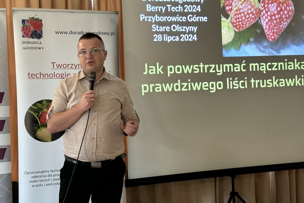 Albert Zwierzyński omawiał podczas Berry Tech problem mączniaka prawdziwego na truskawce fot. DŁB)