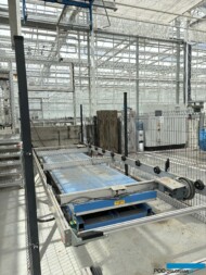 Nowa szklarnia z 2024 r. położona jest o 1 m niżej niż poprzedni ciąg szklarni_Winda służy do przemieszczania stołów z obiektu wyżej do niżej położonego_fot. A-Cecot