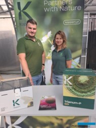 Jakub Krawczyński i Natalia Bętkowska reprezentowali firmę Koppert_Zywy Katalog 2024 w Trzesaczu_Vitroflora_fot. S-Swieczkowska-Zajac