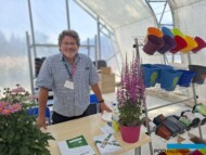 Krzysztof Banaś (który zastępował syna Antoniego) na ekspozycji firmy Flora Idea Zywy Katalog 2024 w Trzesaczu_Vitroflora_fot. S-Swieczkowska-Zajac
