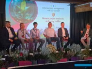 seminarium_Jeden z paneli dyskusyjnych - "Nowoczesne metody ochrony roślin", w którym wzięli udział (od lewej): M. Pluta (Koppert Polska), M. Bąkowski i J. Bogusławski (obaj z Vitroflory), P. Kowalewski (Ceres International), P. Przybysz (Fargo PW), T. Michalik (prowadzący)_Zywy Katalog 2024 w Trzesaczu_Vitroflora_fot. A. Mitoraj