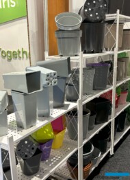 Część prezentacji różnorodnych pojemników, jakie oferuje DonKwiat_GrootGroenPlus 2024_fot. A-Cecot